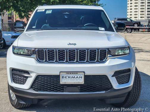 Bright White Clearcoat 2026 Jeep Grand Cherokee Laredo