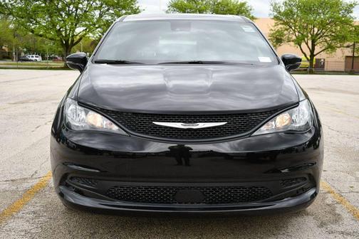 Diamond Black Crystal Pearlcoat 2026 Chrysler Voyager LX