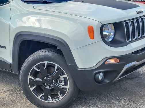 Alpine White Clearcoat 2023 Jeep Renegade Upland