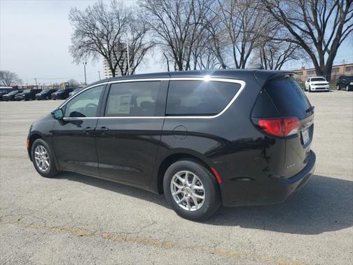 2025 Chrysler Voyager LX
