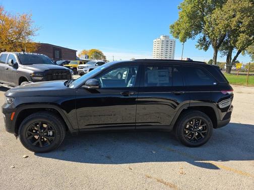 2025 Jeep Grand Cherokee Laredo