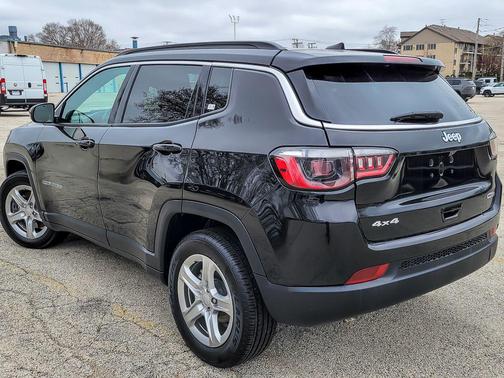 Diamond Black Crystal Pearlcoat 2024 Jeep Compass Latitude