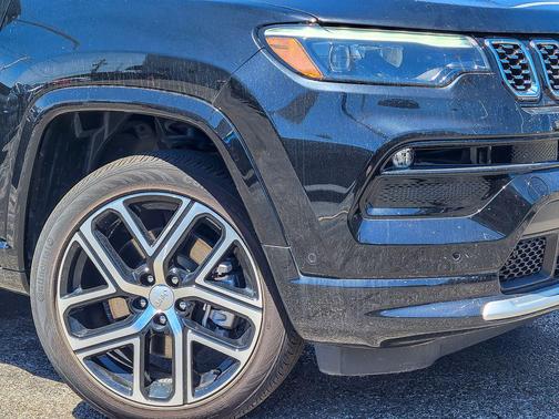 Diamond Black Crystal Pearlcoat 2024 Jeep Compass Limited