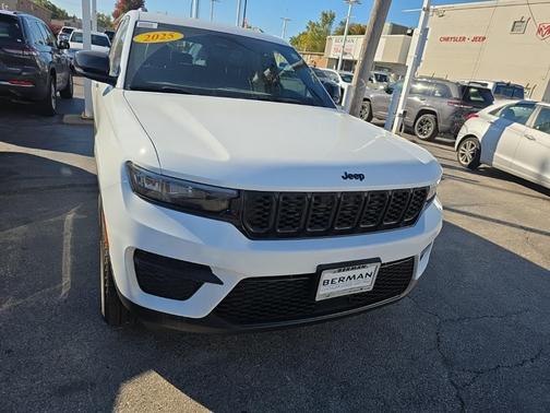 2025 Jeep Grand Cherokee Laredo