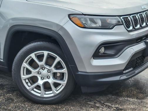 Billet Silver Metallic Clearcoat 2023 Jeep Compass Latitude Lux