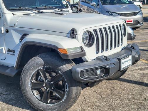 Bright White Clearcoat 2021 Jeep Wrangler Unlimited Sahara