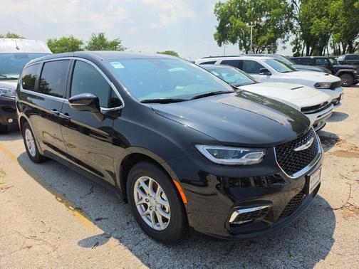 Diamond Black Crystal Pearlcoat 2026 Chrysler Pacifica L