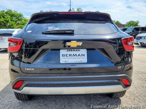Mosaic Black Metallic 2025 Chevrolet Trax LT