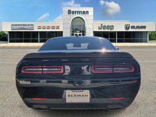 Pitch Black Clearcoat 2022 Dodge Challenger SXT