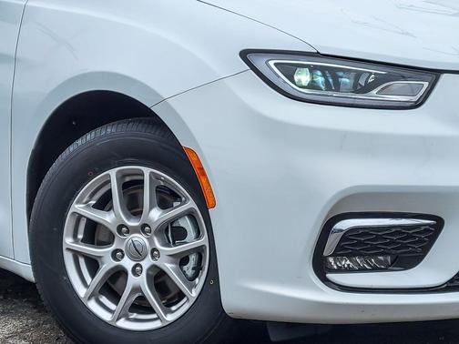 Bright White Clearcoat 2023 Chrysler Pacifica Touring L