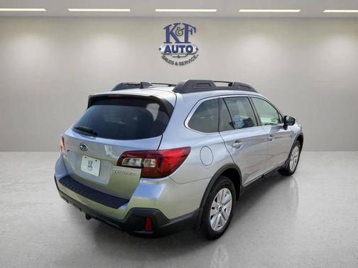 Ice Silver Metallic 2018 Subaru Outback 2.5i Premium