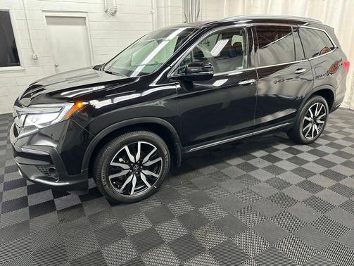 Crystal Black Pearl 2022 Honda Pilot Touring 8-Passenger