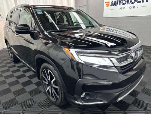 Crystal Black Pearl 2022 Honda Pilot Touring 8-Passenger