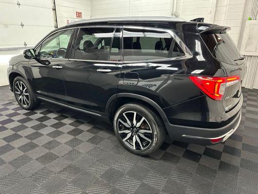 Crystal Black Pearl 2022 Honda Pilot Touring 8-Passenger