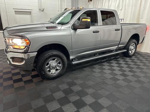 2023 RAM 2500 Tradesman Crew Cab 4x4 6'4' Box