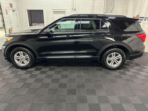 Agate Black Metallic 2022 Ford Explorer XLT