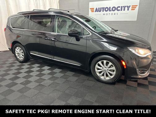 Brilliant Black Crystal Pearlcoat 2017 Chrysler Pacifica Touring-L