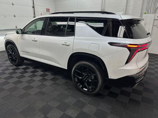 Iridescent Pearl Tricoat 2025 Chevrolet Traverse RS