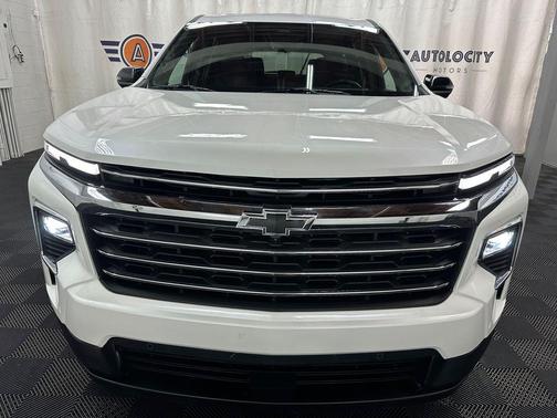 Iridescent Pearl Tricoat 2025 Chevrolet Traverse RS