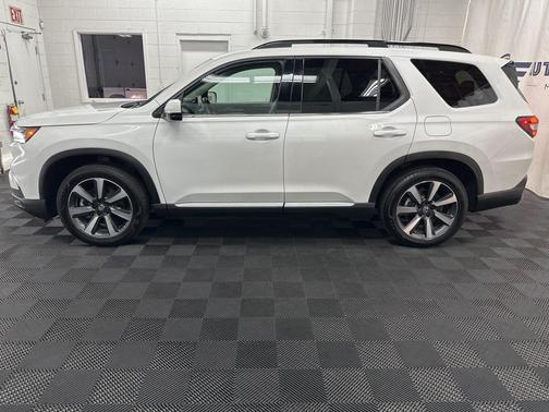 2025 Honda Pilot Touring 8-Passenger