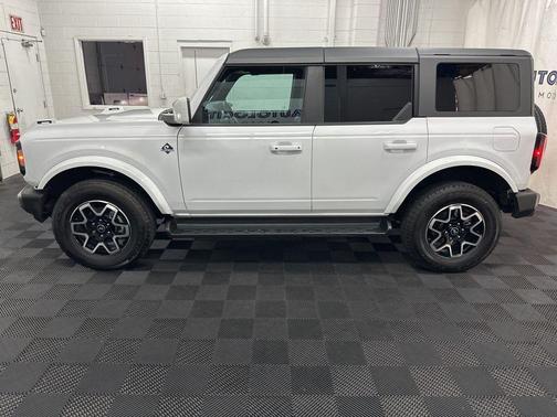 Oxford White 2025 Ford Bronco Outer Banks