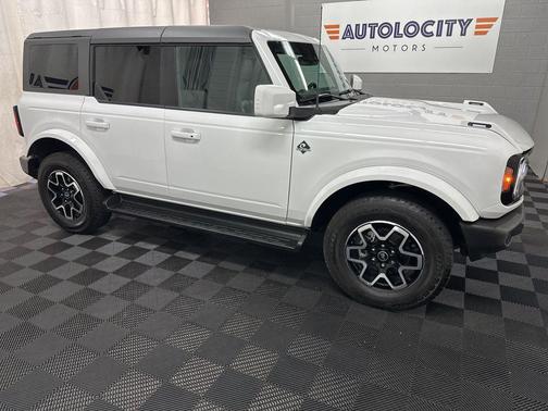 Oxford White 2025 Ford Bronco Outer Banks