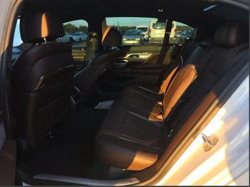 2019 BMW 750 i