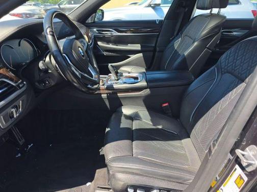 2019 BMW 740 i