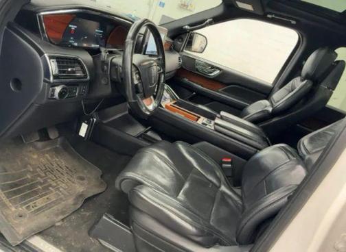 White 2019 Lincoln Navigator Reserve
