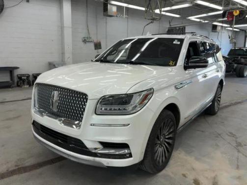 White 2019 Lincoln Navigator Reserve