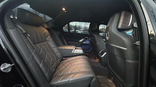 2025 BMW 760 760i xDrive