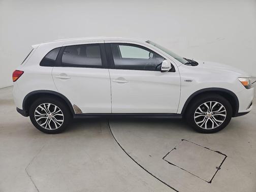 Diamond White Pearl 2017 Mitsubishi Outlander Sport 2.0 ES