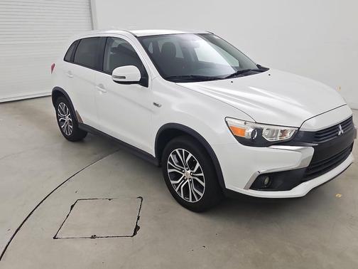 Diamond White Pearl 2017 Mitsubishi Outlander Sport 2.0 ES