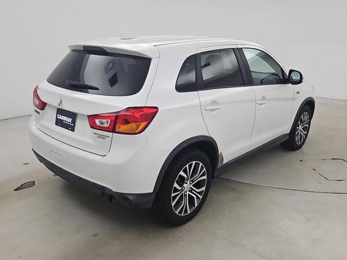 Diamond White Pearl 2017 Mitsubishi Outlander Sport 2.0 ES