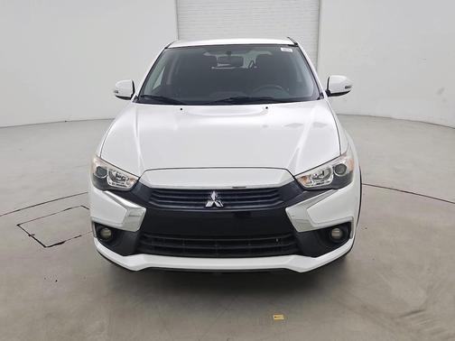 Diamond White Pearl 2017 Mitsubishi Outlander Sport 2.0 ES