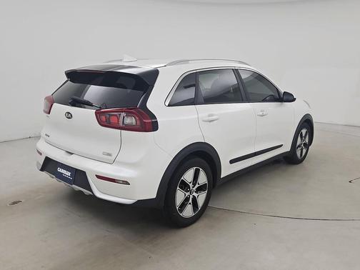Snow White Pearl 2017 Kia Niro LX