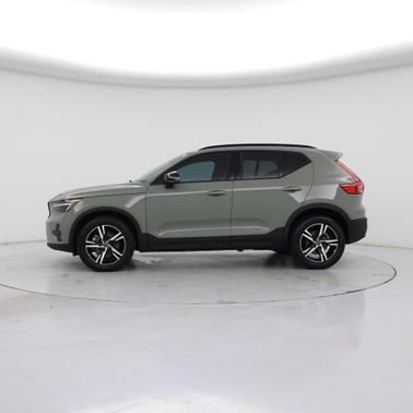 2024 Volvo XC40 B5 Core Dark Theme