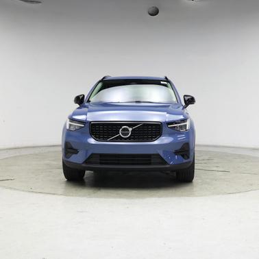 2024 Volvo XC40 B5 Core Dark Theme