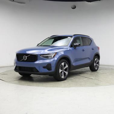 2024 Volvo XC40 B5 Core Dark Theme