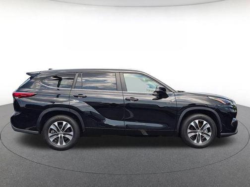 Midnight Black Metallic 2023 Toyota Highlander XLE