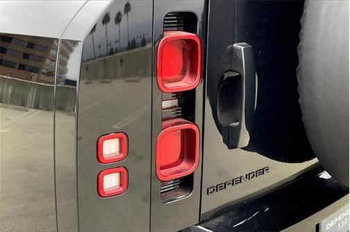 2025 Land Rover Defender 130 P400 X-Dynamic SE