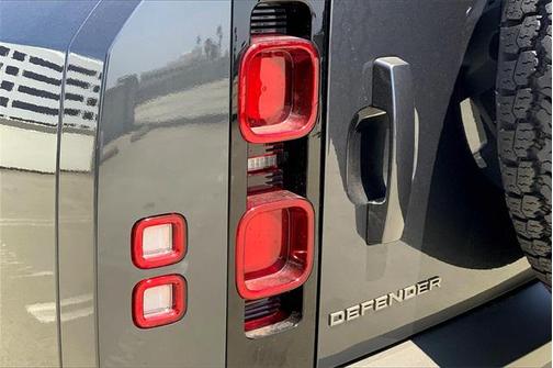 2025 Land Rover Defender 130 P400 X-Dynamic SE
