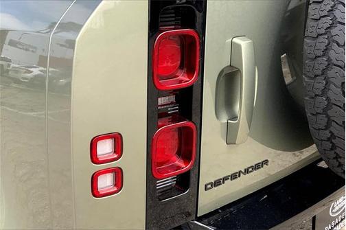 2025 Land Rover Defender 110 P400 X-Dynamic SE