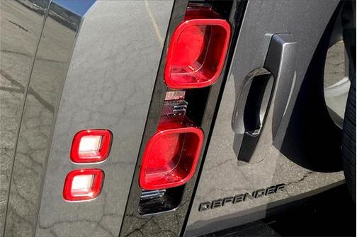 2025 Land Rover Defender 110 P400 X-Dynamic SE