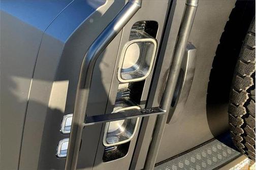 2023 Land Rover Defender 130 SE