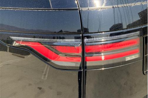 2025 Land Rover Discovery P360 Dynamic SE
