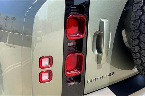 2025 Land Rover Defender 110 P400 X-Dynamic SE