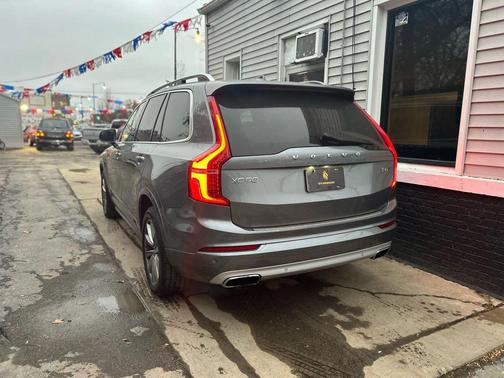2016 Volvo XC90 T6 Momentum