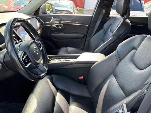 2016 Volvo XC90 T6 Momentum