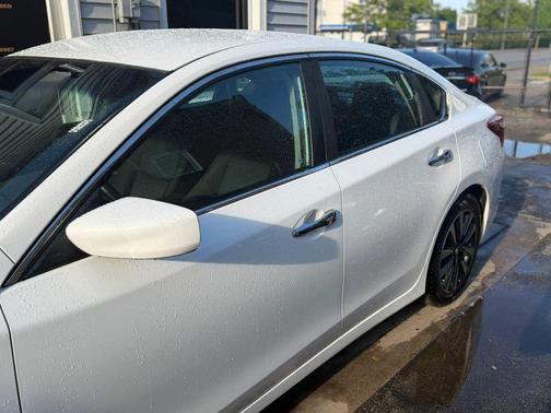 White 2018 Nissan Altima 2.5 SV
